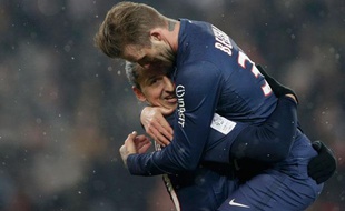 David Beckham félicite Zlatan Ibrahimovic sur le deuxième but du PSG contre Marseille le dimanche 24 février 2013.