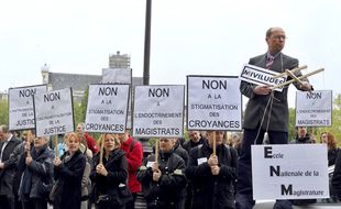 (Illustration) Manifestation de scientologues pour protester contre l'instrumentalisation des magistrats par la Miviludes et la stigmatisation de mouvements religieux, en mai 2012.