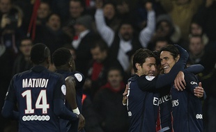 Edinson Cavani fête son but lors de la victoire du PSG contre Lyon le 13 décembre 2015.