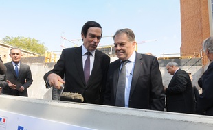 Lille, le 12 septembre 2014 - Pose de la première pierre de l'Institut européen de génomique du diabète (EGID) à l'hôpital Huriez du CHRU de Lille, avec le préfet du Nord, Jean-Francois Cordet (à gauche), et le recteur de l'académie de Lille, Jean-Jacques Pollet.