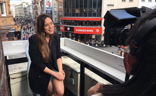 Alma, candidate de la France à l'Eurovision, répond à une interview à Londres, le 2 avril 2017.