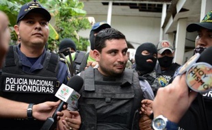 Le suspect principal du meurtre de Miss Honduras et de sa soeur, Plutarco Antonio Ruiz, est amené devant le juge à Tegucigalpa, le 20 novembre 2014