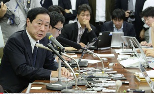 Le président de la banque japonaise Mizuho, Yasuhiro Sato, à une conférence de presse à Tokyo le 28 octobre 2013.