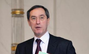 Face aux scandales à répétition sur les bonus de patrons, alors que les effets de la crise financière sont de plus en plus forts, l'Elysée a finalement tranché jeudi en faveur d'un décret interdisant ces pratiques pour les entreprises recevant des aides publiques.