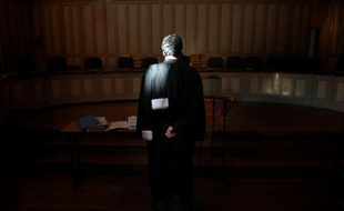 L'avocat Jérôme Muriaux, connu comme collectionneur d'armes, a été tué vendredi par l'explosion accidentelle d'une grenade, envoyée par un ami par colis postal à son cabinet à Paris, qui a également fait plusieurs blessés légers, a-t-on appris de sources policières.