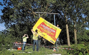 Les Déboulonneurs de publicité ont à nouveau frappé à Lille.