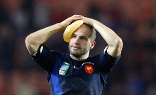 Enfin il revient! L’enfant prodige du rugby français, le demi de mêlée fantasque/demi d’ouverture imprévisible/gravure de mode/tatoué/mannequin, bref Frédéric Michalak, celui qui a fait aimer le rugby aux femmes (et à ceux qui n’aimaient pas le rugby en général) revient en équipe de de France, à la faveur du forfait de Sébastien Tillous-Borde.
Et c’est pas trop tôt, parce que la Mich’, on l’avait quitté après une nouvelle défaite en match de classement de la Coupe du monde 2007. Et il était un peu sonné.