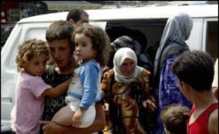 La poursuite de la spirale de violence fait craindre une crise humanitaire en raison notamment de la fuite de dizaines de milliers de Libanais de leurs villages bombardés ou détruits, surtout au sud, pour des zones moins exposées. Ces déplacés ont trouvé refuge dans les écoles, les jardins publics et des parkings de centres commerciaux en attendant l'aide humanitaire, alors qu'Israël impose un blocus aérien et maritime au Liban.