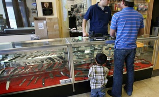 Un homme, accompagné de son fils, achète une arme dans un magasin à Glendale, le 18 avril 2007 en Californie