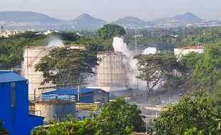 De la fumée s'échappe de l'usine LG Polymers après une fuite de gaz à Visakhapatnam, le 7 mai 2020.