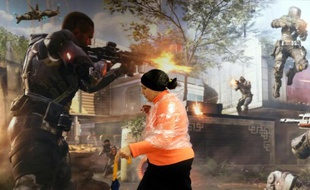 Une femme passe devant une affiche du jeu vidéo "Call of Duty: Black Ops III" à New York le 19 novembre 2015