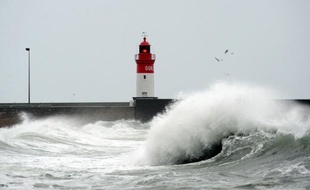 La tempête Joaquim, qui a traversé la France depuis jeudi sur sa partie centrale, s'éloigne vers le nord-est de l'Allemagne. Les secours s'affairaient pour réparer les dégâts. Jusqu'à 600.000 foyers ont été privés d'électricité et un cargo s'est échoué sur une plage du Morbihan.