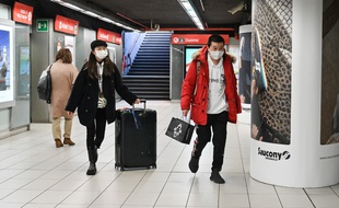 Deux touristes masqués dans le métro de Milan, le 24 février 2020.