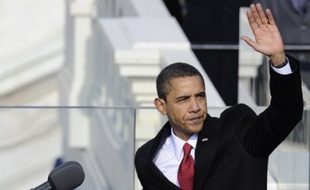 Accompagné par une énorme ferveur populaire, Barack Obama est devenu mardi le premier président noir des Etats-Unis, saluant la victoire de "l'espoir" sur "la peur" à l'heure où le pays est aux prises avec deux guerres et une redoutable crise économique.