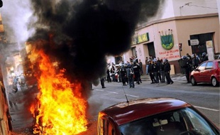 A Nîmes, des voitures ont été brûlées et des policiers caillassés, en marge des manifs.