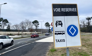Sur l'avenue Marcel Dassault à Mérignac, une voie est réservée au covoiturage et aux transports en commun