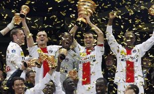 Les joueurs du PSG, vainqueurs de la Coupe de la Ligue 2008, le 29 mars 2008.