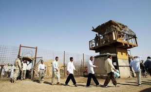 Une compagnie de sécurité privée américaine accusée de complicité dans les mauvais traitements infligés par des soldats américains à des détenus dans la prison d'Abou Ghraib en Irak en 2003, a versé plus de cinq millions de dollars à 72 victimes pour qu'elles abandonnent les poursuites, selon des documents officiels obtenus par l'AFP mercredi.