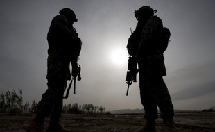 Quatre kamikazes ont attaqué mardi un immeuble officiel dans une capitale provinciale du sud-est de l'Afghanistan, tuant au moins deux policiers, a annoncé le ministère de l'Intérieur dans un communiqué, ajoutant que l'assaut était toujours en cours.