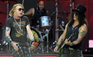 Le groupe de hard rock américain Guns N'Roses en concert au Stade de France en 2017