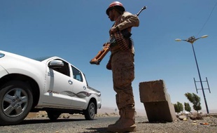 Un militaire yéménite à un checkpoint dans la province d'Omran le 9 juin 2014