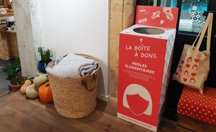 Une boîte à dons pour les produits d'hygiène intime féminins, est disponible au Buro des Possibles à Bordeaux.
