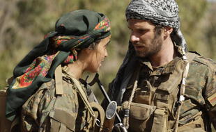 Félix Moati (Antoine Habert) et Souheila Yacoub (Sarya) dans la série « No Man's Land ».