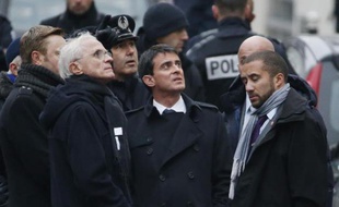 Le préfet de police Bernard Boucault et le Premier ministre Manuel Valls devant Charlie Hebdo le 7 janvier 2015 à Paris