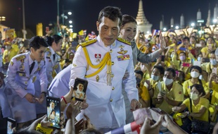 Le roi de Thaïlande, Maha Vajiralongkorn, saluant ses soutiens à Bangkok le 1er novembre 2020.