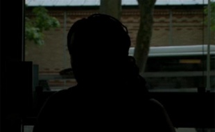 Capture d'écran d'une vidéo de BFM TV dans laquelle une femme de chambre raconte son agression sexuelle, en juillet 2010 dans un hôtel parisien.