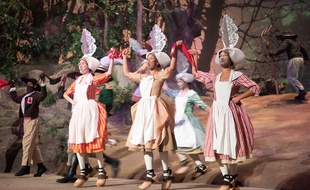 Des artistes du Puy du Fou avec un masque, le 11 juin 2020.