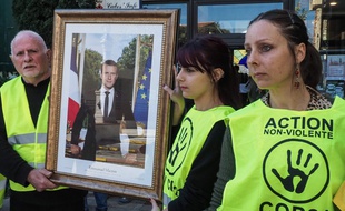 Des militants de l'association ANV COP21 décrochent le portrait de Macron dans la mairie de Cabestany, le 27 février 2019.