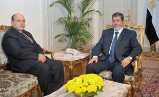 Mohamed Morsi, qui vient d'étendre considérablement ses pouvoirs, est le premier civil élu à la tête de l'Egypte qu'il gouverne entre promesses d'être "le président de tous les Egyptiens" et critiques l'accusant d'être un "pharaon" islamiste.