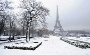 La vigilance orange pour neige et verglas est maintenue dans trois départements: les Côtes-d'Armor, le Finistère, et la Manche, a annoncé soir Météo France dans la nuit de lundi à mardi.