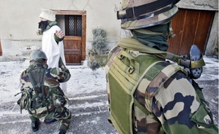 De gauche à droite et de haut en bas : le poste de commandement qui supervise la manœuvre à 30 minutes du théâtre des opérations ; les patrouilles de surveillance dans les rues de ce pseudo-village afghan ; la shura, une réunion entre civils et militaires ; les troupes apportent les premiers secours aux faux blessés d'un attentat sanglant.