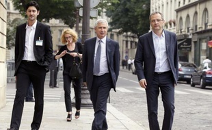 Deux batailles parallèles se sont déroulées mardi dans les couloirs et la cour d'honneur de l'Assemblée nationale, parmi les députés socialistes pour la présidence de l'Assemblée nationale, et, à droite, entre Christian Jacob et Xavier Bertrand pour la direction du groupe UMP.