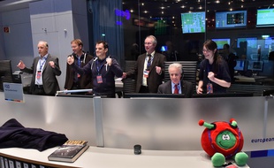 Célébrations au Centre européen d'opérations spatiales (ESOC) à Darmstadt (Allemagne) après la séparation du robot Philae de la sonde Rosetta, le 12 novembre 2014.