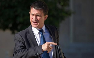 Le ministre de l'Intérieur Manuel Valls a déclaré mercredi qu'il fallait "arriver" au droit de vote des étrangers non communautaires mais qu'il ne fallait pas "se précipiter" si on voulait "réussir et tenir cet engagement".