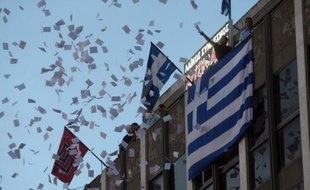 La politique d'austérité menée en Grèce depuis deux ans sous la pression des bailleurs de fonds internationaux du pays a été massivement censurée dimanche aux législatives par les électeurs qui ont pulvérisé les positions des deux partis tenants de la rigueur et envoyé des néonazis au parlement.