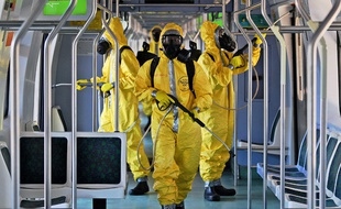 Désinfection d'un wagon au Brésil, le 26 mars 2020.
