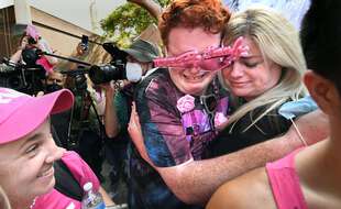 Des fans de Britney Spears émus après l'annonce de la fin du contrôle de son père sur sa tutelle, le 29 septembre 2021 à Los Angeles.