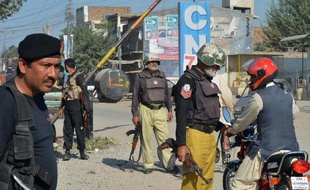 Le Premier ministre pakistanais Nawaz Sharif devait rencontrer lundi ses conseillers afin de réévaluer ses relations avec les Etats-Unis après l'élimination du chef taliban Hakimullah Mehsud par un drone américain au moment même où Islamabad tentait un rapprochement avec les insurgés.