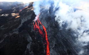 Photo d'archives montrant le Piton de la Fournaise en éruption, le 17 mai 2015, à La Réunion.