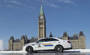 Une voiture de la Gendarmerie royale du Canada devant le Parlement à Ottawa, le 6 février 2015.