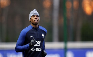 France's midfielder Paul Pogba jogs during a training session ahead of their friendly football match against Netherland to be held on March 25. Clairefontaine en Yvelines, FRANCE - 21/03/2016./JEE_bleucl.16/Credit:J.E.E/SIPA/1603221046