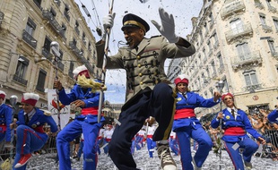 4.500 danseurs amateurs ont défilé dimanche dans les rues de Lyon sur le thème de la paix pour le défilé de la biennale de la danse. (Photo by PHILIPPE DESMAZES / AFP)
