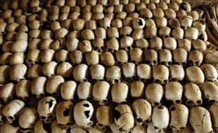 Vue en date du 27 février 2004 des crânes de victimes du génocide rwandais au mémorial de Nyamata