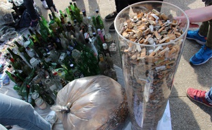 En une heure et demie, une centaine de membres de l'ONG Surfrider Foundation ont ramassé des mégots et bouteilles de verre à la pelle.