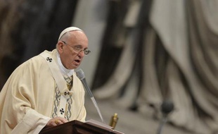 Le pape François sur la place Saint-Pierre au Vatican, le 12 avril 2015