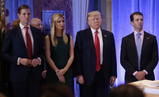 Donald Trump et les ses trois enfants de son premier mariage, Eric, Ivanka et Donald Jr, le 11 janvier 2017.
